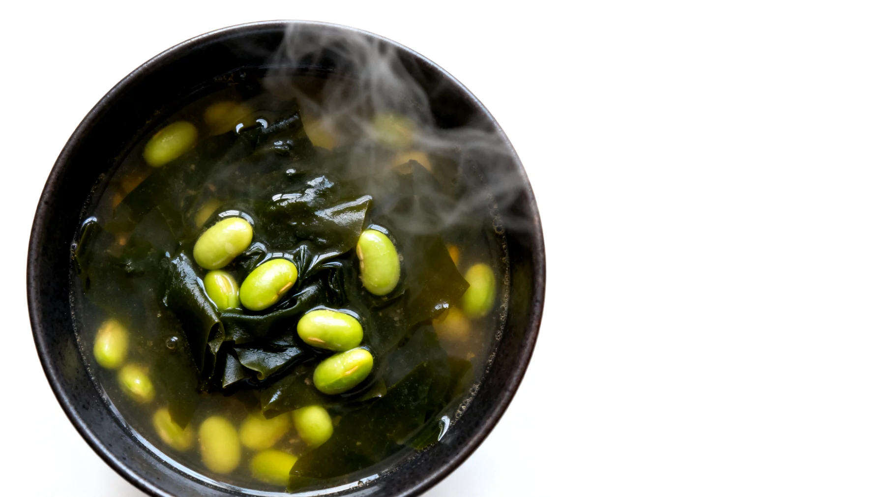 Zuppa di miso con edamame e alga wakame"